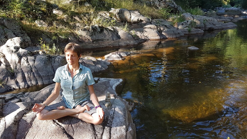Yoga au bord de la rivière